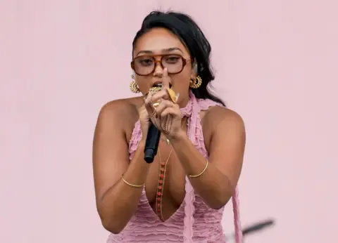 The singer-songwriter Letting Go of Flawless Standards – Her Music Thrives for It